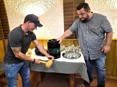 Stephan Kalbrenner beobachtet das Anstechen