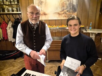 Für die musikalische Begleitung am Keyboard sorgte Dieter Radl gemeinsam mit seinem Enkel Emil.