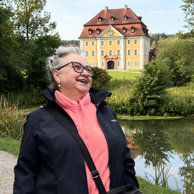 Gästeführerin Cornelia Platz erklärt bei einer Landkreisrundfahrt die Geschichte der Heimat - lebendig, herzlich und mit vielen Anekdoten.